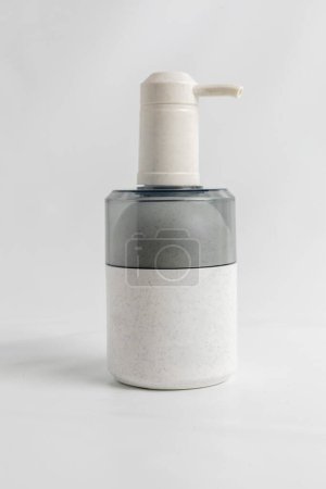 Téléchargez les photos : Shampooing bouteille doseuse sur blanc. - en image libre de droit