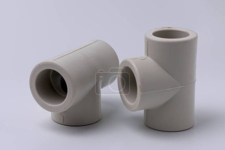 Téléchargez les photos : Raccords en polypropylène pour tuyaux de soudage sur blanc. - en image libre de droit