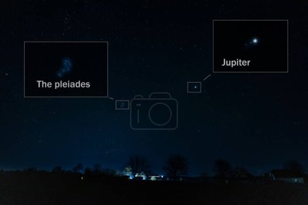 Foto de Pléyades y Júpiter en el cielo estrellado. - Imagen libre de derechos