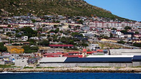 Téléchargez les photos : Local sud-africain township logement zone de résidence autour de Hout Bay colline paysage du côté de l'océan - en image libre de droit