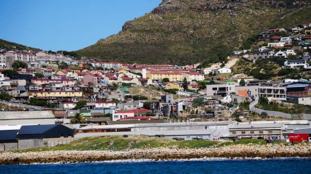 Téléchargez les photos : Local sud-africain township logement zone de résidence autour de Hout Bay colline paysage du côté de l'océan - en image libre de droit