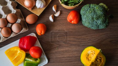 Foto de Flay poner comida cocina vegetal brócoli huevo pimienta guisante ajo fondo sobre madera textura texto copiar espacio - Imagen libre de derechos