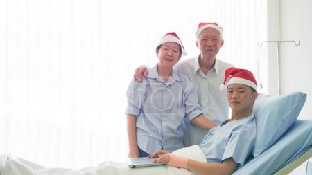 Téléchargez les photos : Famille asiatique célébrant Noël et le Nouvel An à l'hôpital enfant admettre récupération bonne relation familiale éther - en image libre de droit