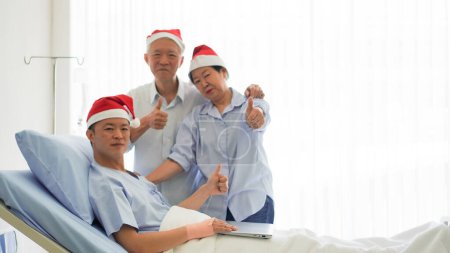 Foto de Familia asiática celebrando la Navidad y Año Nuevo en el hospital niño admitir la recuperación buena relación familiar toether - Imagen libre de derechos