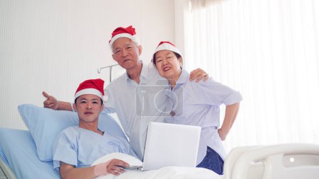 Foto de Familia asiática celebrando la Navidad y Año Nuevo en el hospital niño admitir la recuperación buena relación familiar toether - Imagen libre de derechos