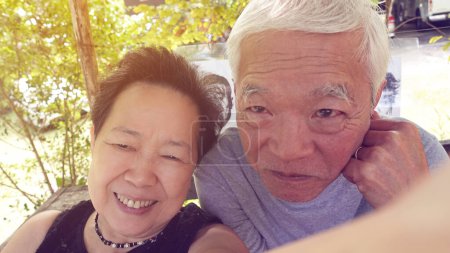 Téléchargez les photos : Asiatique senior couple aîné prendre selfie ensemble amusant retraite voyage ensemble style de vie - en image libre de droit