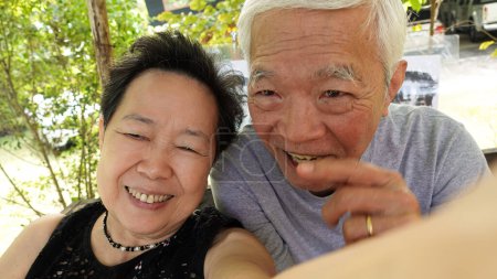 Foto de Asiática senior anciano pareja tomando selfie juntos divertido retirarse viaje juntos estilo de vida - Imagen libre de derechos