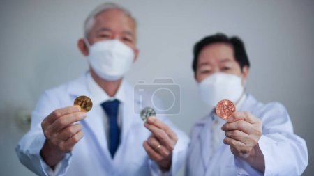 Téléchargez les photos : Crypto Bitcoin monnaie numérique dans la recherche et la science technologie concept d'investissement scientifique asiatique médecin - en image libre de droit