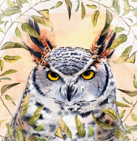 Foto de Ilustración en acuarela de un búho con plumas de colores manchados y grandes ojos amarillos con hojas y ramas - Imagen libre de derechos