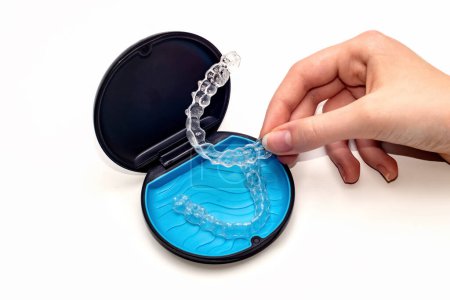 Transparente Aligner und Aufbewahrungsbox. Unsichtbare Zahnspangen. Klare Zahnglätter. Kunststoffarmbänder
