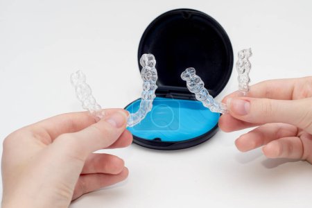 Transparente Aligner und Aufbewahrungsbox. Unsichtbare Zahnspangen. Klare Zahnglätter. Kunststoffarmbänder