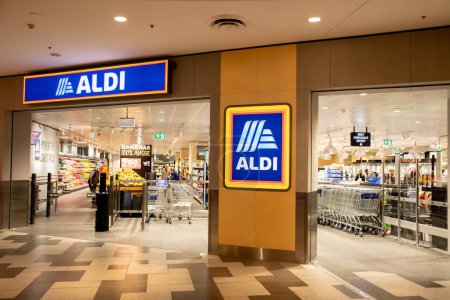 Téléchargez les photos : Sydney, Australie 2022-11-02 : Vue extérieure du supermarché Aldi à Westfield Miranda. ALDI est la chaîne de supermarchés discount. - en image libre de droit