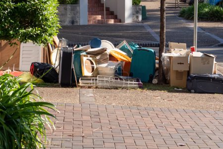 Foto de Artículos de basura misceláneos domésticos puestos en la calle en Australia para la recolección de residuos municipales - Imagen libre de derechos