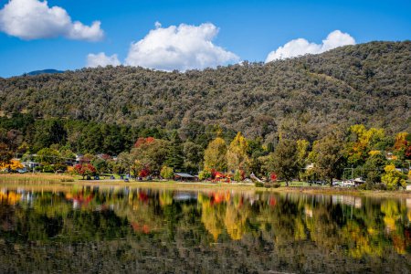Schöne Weiten und Reflexionen am Mount Beauty, Victoria, Australien. Der Regulierungspondage ist Teil des Kiewa-Wasserkraftwerks. Die Stadt der Schönheit am Fuße des Berges Bogong