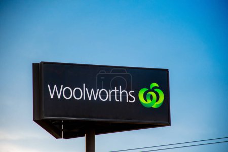 Téléchargez les photos : Traralgon, Australie 2023-07-06. Vue extérieure du panneau logo du supermarché Woolworths en Australie - en image libre de droit