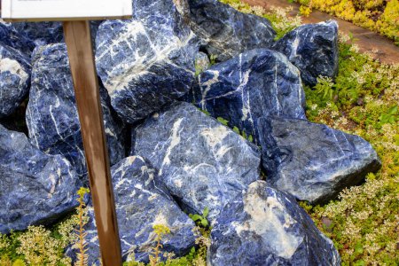 Téléchargez les photos : Pierre gemme Sodalite bleue et blanche gros morceaux pile non polie. Photo de haute qualité - en image libre de droit