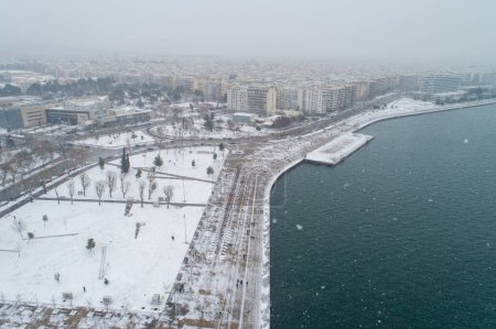 Foto de Vista aérea de la ciudad de Tesalónica durante la nevada - Imagen libre de derechos