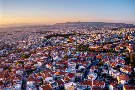 Téléchargez les photos : Vue aérienne par drone de l'ancien château byzantin et de la célèbre ville de Thessalonique ou Salonica au coucher du soleil, Grèce du Nord - en image libre de droit