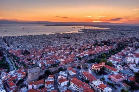 Téléchargez les photos : Vue aérienne par drone de l'ancien château byzantin et de la célèbre ville de Thessalonique ou Salonica au coucher du soleil, Grèce du Nord - en image libre de droit
