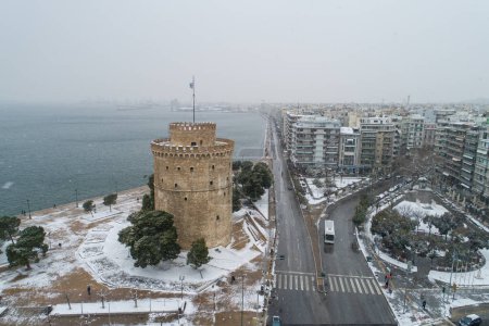 Téléchargez les photos : Vue aérienne de la célèbre tour blanche enneigée de la ville de Thessalonique, dans le nord de la Grèce. - en image libre de droit