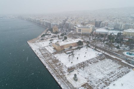 Foto de Vista aérea de la ciudad de Tesalónica durante la nevada - Imagen libre de derechos