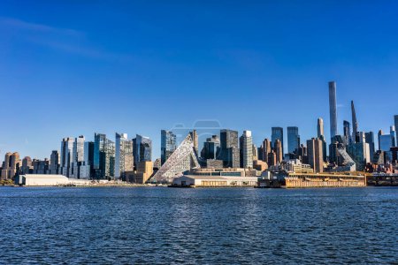 Téléchargez les photos : Scenic view of the New York Manhattan skyline seen from across the Hudson River in Edgewater, New Jersey - en image libre de droit