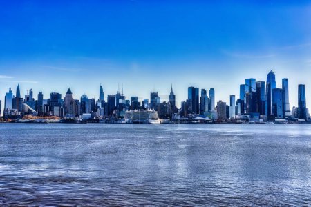 Téléchargez les photos : Manhattan, New York - November 26 2022: view of Manhattan skyline from Hudson river,New York. Manhattan has been described as the cultural, financial, media, and entertainment capital of the world - en image libre de droit