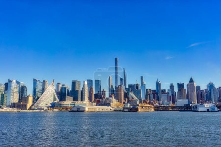 Foto de Scenic view of the New York Manhattan skyline seen from across the Hudson River in Edgewater, New Jersey - Imagen libre de derechos