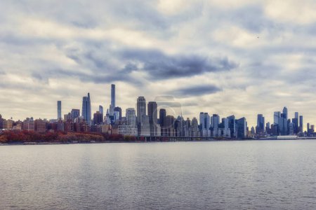 Téléchargez les photos : Scenic view of the New York Manhattan skyline seen from across the Hudson River in Edgewater, New Jersey - en image libre de droit