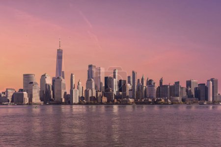 Foto de Amazing panoramic view of New York City skyline and skyscraper at sunset. Beautiful view of downtown Manhattan. - Imagen libre de derechos