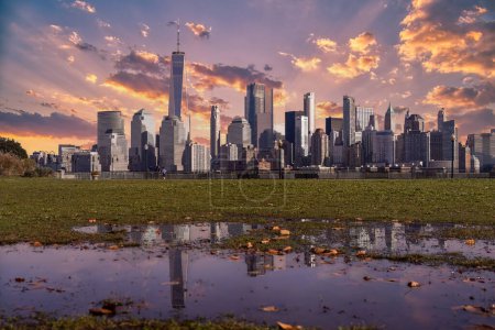 Téléchargez les photos : Vue panoramique imprenable sur New York City skyline et gratte-ciel au coucher du soleil. Belle vue du centre-ville de Manhattan. - en image libre de droit