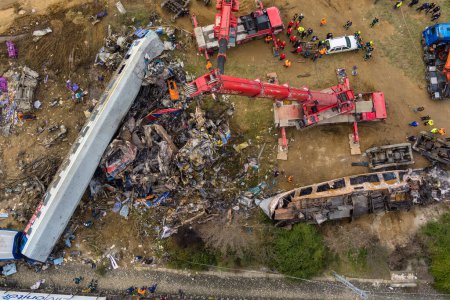 Foto de TTempi Valley, Greece - March 1, 2023: A tragic accident occurred in northern Greece, as two trains collided in the Tempi Valley, resulting in the deadliest rail tragedy in Greece - Imagen libre de derechos