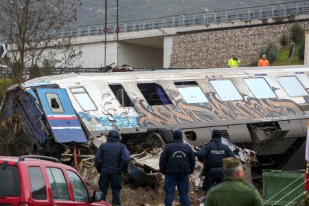 Téléchargez les photos : Tempi Valley, Greece - March 2, 2023: Tempi Valley, Greece - March 1, 2023: A tragic accident occurred in northern Greece, as two trains collided in the Tempi Valley. rescuers search the wreckage for survivors - en image libre de droit