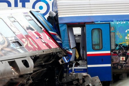 Téléchargez les photos : Tempi Valley, Greece - March 2, 2023: Tempi Valley, Greece - March 1, 2023: A tragic accident occurred in northern Greece, as two trains collided in the Tempi Valley. rescuers search the wreckage for survivors - en image libre de droit