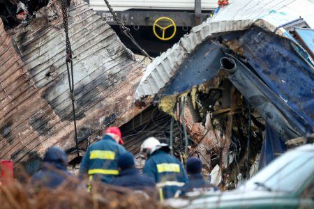 Foto de Tempi Valley, Greece - March 2, 2023: Tempi Valley, Greece - March 1, 2023: A tragic accident occurred in northern Greece, as two trains collided in the Tempi Valley. rescuers search the wreckage for survivors - Imagen libre de derechos