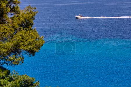 Foto de Barco de alta velocidad en el mar Egeo cerca de la hermosa playa de arena de Fava cerca de Vourvourou, la península griega de Sithonia, Chalkidiki (Halkidiki), Grecia, Europa. Vacaciones de verano - Imagen libre de derechos