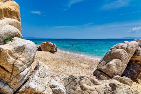 Vista sobre la hermosa playa de arena de Fava cerca de Vourvourou, la península griega de Sithonia, Chalkidiki (Halkidiki), Grecia, Europa. Vacaciones de verano en el Mar Mediterráneo Egeo. Formaciones rocosas naturales únicas