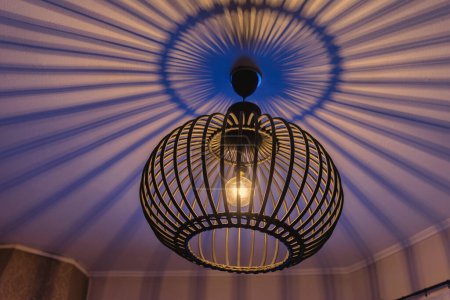 Téléchargez les photos : Plafonnier circulaire moderne en bambou fait main. ampoules pour immeuble de bureaux ou décoration de maison et salon. Effet de lumière - en image libre de droit