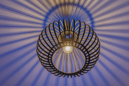 Téléchargez les photos : Plafonnier circulaire moderne en bambou fait main. ampoules pour immeuble de bureaux ou décoration de maison et salon. Effet de lumière - en image libre de droit