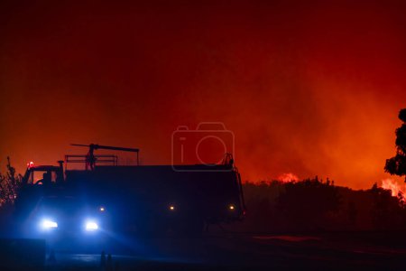 Téléchargez les photos : Alexandroupoli - Grèce, 21 août 2023 : La silhouette d'un camion de pompiers. Les feux de forêt dans la préfecture d'Evros dans le nord de la Grèce dans le plus grand incendie jamais en Europe - en image libre de droit