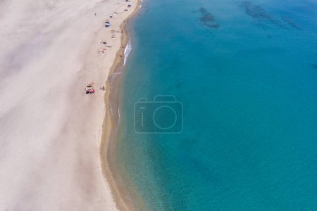 Vue aérienne de la péninsule de sable exotique et de la plage de sable de Posidi avec mer turquoise claire, Kassandra, Chalcidique, Grèce du Nord