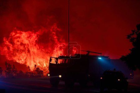 Foto de Alexandroupoli - Grecia, 21 de agosto de 2023: La silueta de un camión de bomberos. Incendios forestales en la prefectura de Evros en el norte de Grecia en el incendio más grande de Europa - Imagen libre de derechos