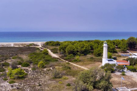 Leuchtturm in Poseidi, Kassandra, Chalkidiki. Griechenland. Es wurde 1864 von der französischen Leuchtturmgesellschaft erbaut. bekannt für seine architektonische Schönheit und die unübertroffene Aussicht, die es dem Besucher bietet