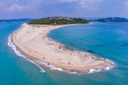 Vista aérea de la exótica península de arena y la playa de arena de Posidi con mar turquesa claro, Kassandra, Chalkidiki, Grecia del Norte