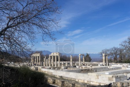 Foto de Vergina, Grecia - 5 de enero de 2024: El Palacio de Aigai después de 16 años de restauración. El palacio es donde Alejandro Magno fue coronado rey de los macedonios - Imagen libre de derechos