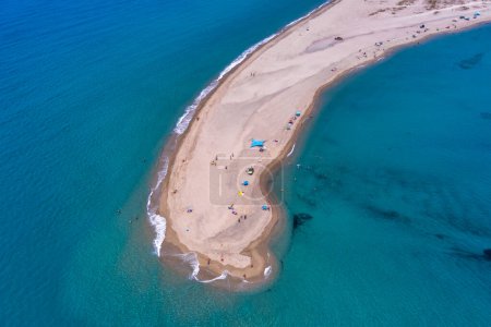 Luftaufnahme von exotischen sandigen Halbinsel und Sandstrand von Posidi mit türkisfarbenem klarem Meer, Kassandra, Chalkidiki, Nordgriechenland