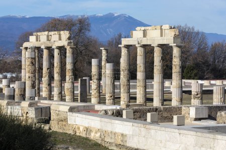Foto de Vergina, Grecia - 5 de enero de 2024: El Palacio de Aigai después de 16 años de restauración. El palacio es donde Alejandro Magno fue coronado rey de los macedonios - Imagen libre de derechos