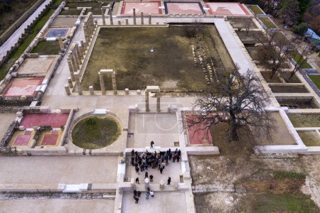 Foto de Vergina, Grecia - 5 de enero de 2024: Una vista aérea del Palacio de Aigai después de 16 años de restauración. El palacio es donde Alejandro Magno fue coronado rey de los macedonios - Imagen libre de derechos