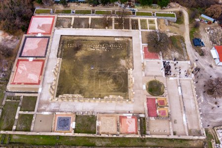 Vergina, Griechenland -5. Januar 2024: Eine Luftaufnahme des Palastes von Aigai nach 16 Jahren Restaurierung. Im Palast wurde Alexander der Große zum König der Mazedonier gekrönt