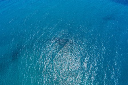 Téléchargez les photos : Surface de la mer bleue, vue de dessus - en image libre de droit